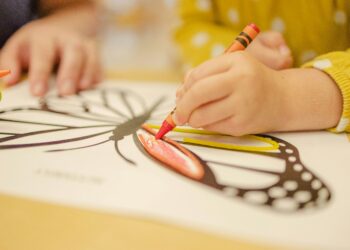 Primer día de guardería pintando